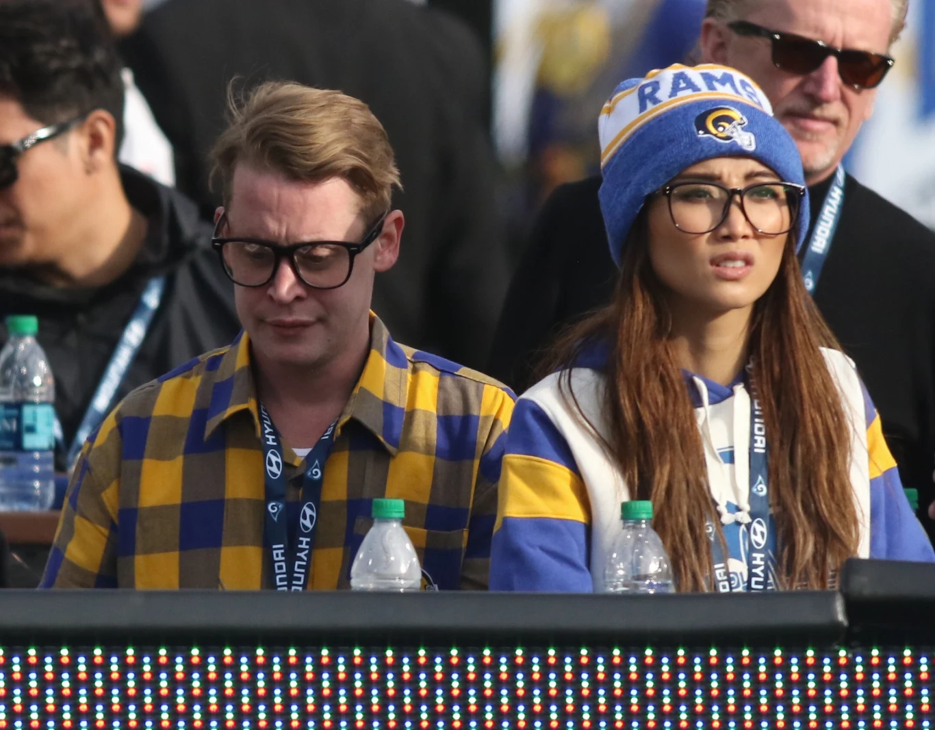 Macaulay Culkin na meczu z ukochaną