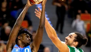 Koszykarz GTK Gliwice Brandon Tabb (z lewej) i Drew Gordon ze Stelmetu Enei BC Zielona Góra