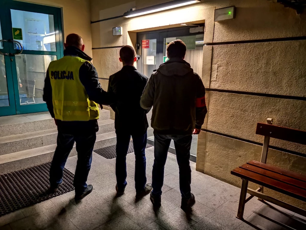 Policjanci z Komendy Rejonowej Warszawa I zatrzymali trzeciego z mężczyzn podejrzanych o zaatakowanie aktywistów z grupy Food Not Bombs Policjanci z Komendy Rejonowej Warszawa I zatrzymali trzeciego z mężczyzn podejrzanych o zaatakowanie aktywistów z grupy Food Not Bombs