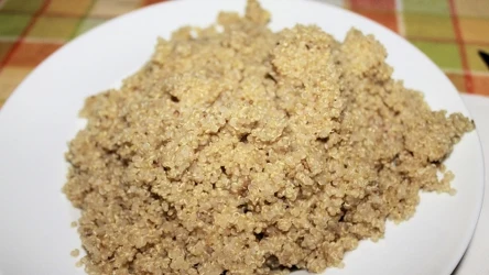 Quinoa ma stosunkowo mało kalorii i niski indeks glikemiczny, więc jest bezpieczna dla cukrzyków i osób na diecie