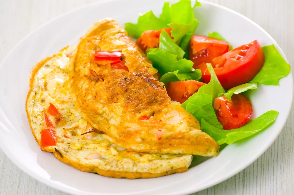 Puszysty omlet to idealna propozycja śniadaniowa