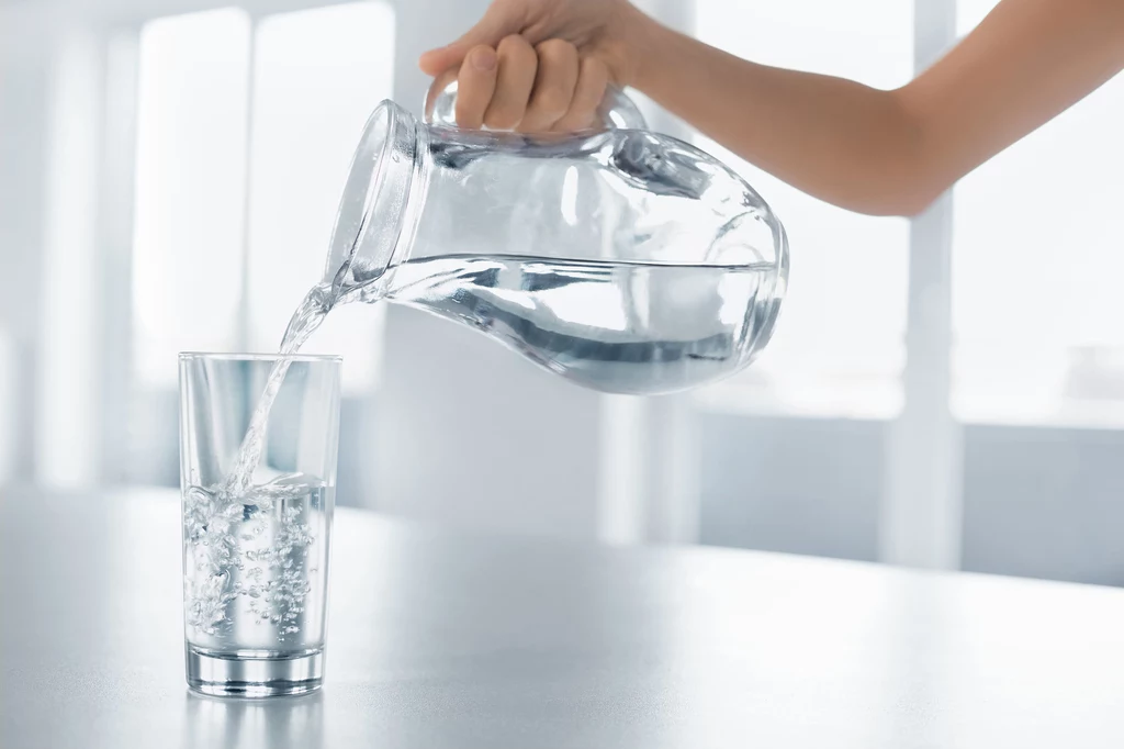 Warto pić wodę Zdaniem wielu to najlepszy sposób na kaca. Wypicie kilku szklanek wody w dzień po imprezie może okazać się zbawienne, kiedy przesadzimy z alkoholem. Dzięki niej organizm ma szansę odzyskać utracone wcześniej elektrolity. Warto pić wodę Zdaniem wielu to najlepszy sposób na kaca. Wypicie kilku szklanek wody w dzień po imprezie może okazać się zbawienne, kiedy przesadzimy z alkoholem. Dzięki niej organizm ma szansę odzyskać utracone wcześniej elektrolity.