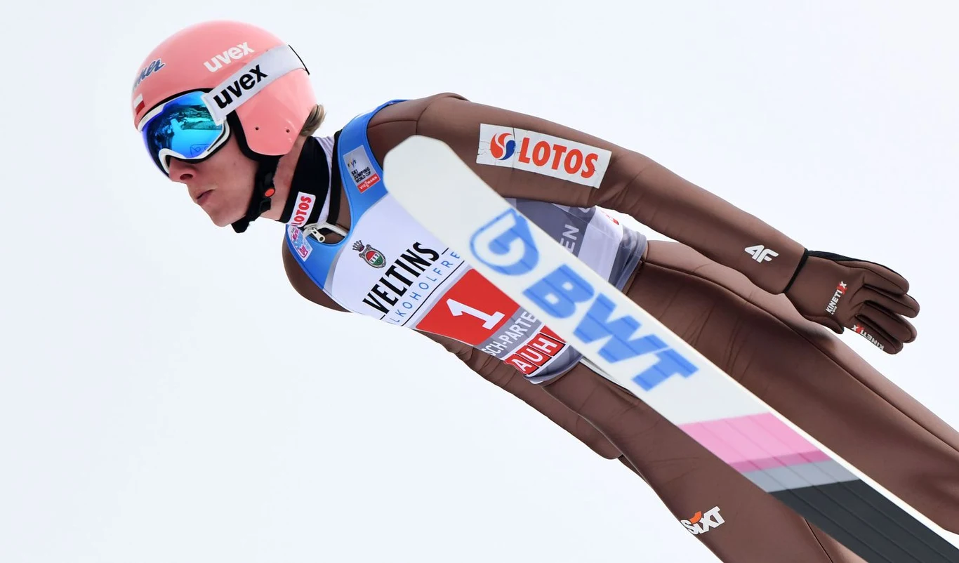 Dawid Kubacki. Sezon 2021/22 był niezwykle przeciętny w wykonaniu polskich skoczków narciarskich. Honoru reprezentacji bronił jednak Dawid Kubacki, który w Pekinie sięgnął po brązowy medal w zawodach indywidualnych na normalnej skoczni. Później zdominował sezon letni i z przytupem wszedł w zmagania zimowe, obejmując fotel lidera klasyfikacji generalnej Pucharu Świata. Pod wodzą nowego trenera Thomasa Thurnbichlera jego gwiazda świeci pełnym blaskiem – także w trakcie Turnieju Czterech Skoczni.