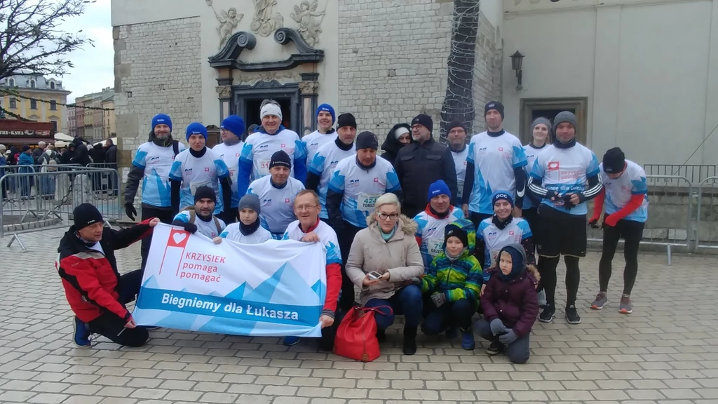 Krzyś Graczyk i jego przyjaciele ze stowarzyszenia "Krzysiek Pomaga Pomagać"