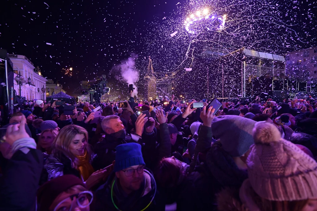 Przywitanie Nowego Roku podczas zabawy sylwestrowej 2019/2020 na placu Bankowym w Warszawie pod hasłem "Warszawa stolicą sylwestra". Budowa sceny i zadaszenia rozpoczęła się już 6 grudnia. Scenografię przywiozło 10 tirów, a jej montowaniem zajmowała się ekipa 30 techników. 