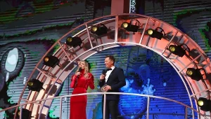 Prowadzący Marcelina Zawadzka i Rafał Brzozowski podczas "Sylwestra Marzeń z Dwójką" na górnej Równi Krupowej w Zakopanem. W tym roku gwiazdami "Sylwestra Marzeń" byli m.in. Boys, Maryla Rodowicz i Viki Gabor.