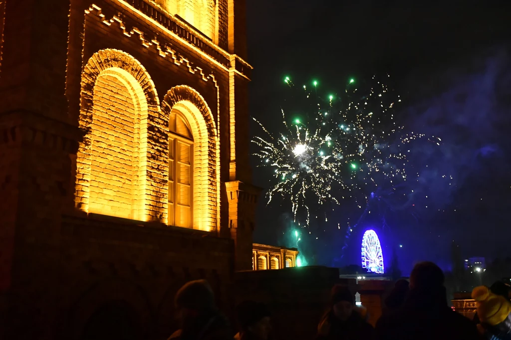 Pokaz pirotechniki nad rynkiem Manufaktury w Łodzi, z okazji powitania Nowego Roku 2020. Łódź jako pierwsze miasto w Europie zaproponowała mieszkańcom świetlne show z udziałem dronów.