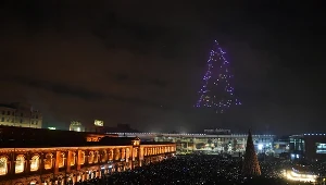  „Tańczące” drony, podświetlone diodami LED podczas pokazu nad rynkiem Manufaktury w Łodzi z okazji powitania Nowego. Łódź jako pierwsze miasto w Europie proponuje mieszkańcom świetlne show z udziałem dronów