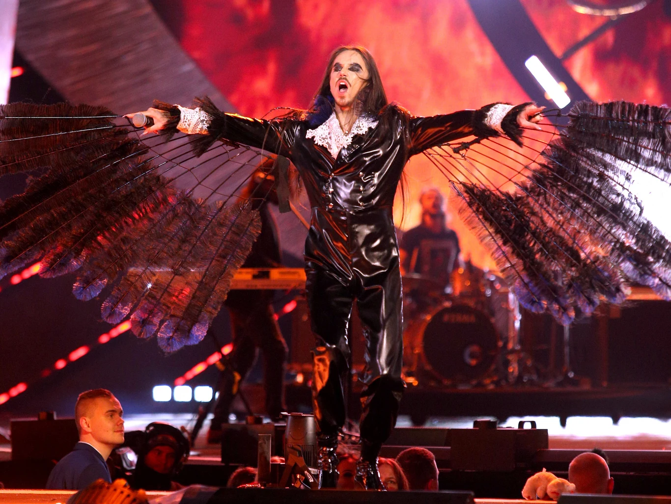 Michał powrócił wiosną 2015 roku. Utworem pilotującym jego zupełnie nowy projekt została piosenka "Real Hero", do której tekst napisała Olivia Morney, muzykę skomponował Jamie Axel, a wideo nakręcił Janusz Tatarkiewicz. W tym samym roku wydał pierwszy album pod tytułem "Byle być sobą", który zdobył certyfikat platynowej płyty. Michał powrócił wiosną 2015 roku. Utworem pilotującym jego zupełnie nowy projekt została piosenka "Real Hero", do której tekst napisała Olivia Morney, muzykę skomponował Jamie Axel, a wideo nakręcił Janusz Tatarkiewicz. W tym samym roku wydał pierwszy album pod tytułem "Byle być sobą", który zdobył certyfikat platynowej płyty.