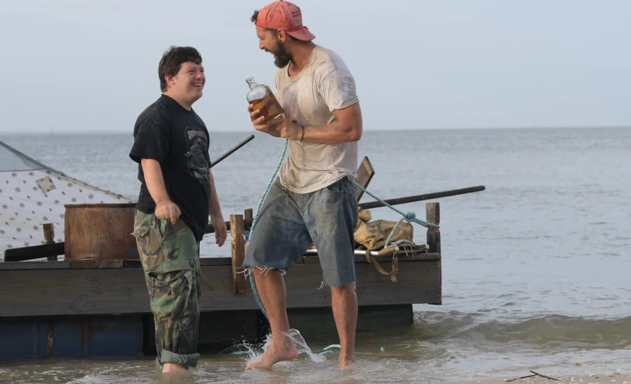 Zack Gottsagen i Shia LaBeouf w filmie "Sokół z masłem orzechowym" Zack Gottsagen i Shia LaBeouf w filmie "Sokół z masłem orzechowym"