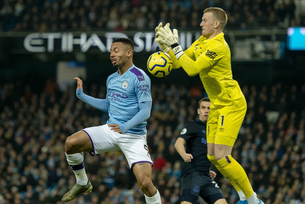 Gabriel Jesus (z lewej) w pojedynku z Jordanem Pickfordem Gabriel Jesus (z lewej) w pojedynku z Jordanem Pickfordem