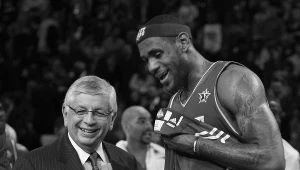 David Stern (z lewej), obok sława NBA LeBron James