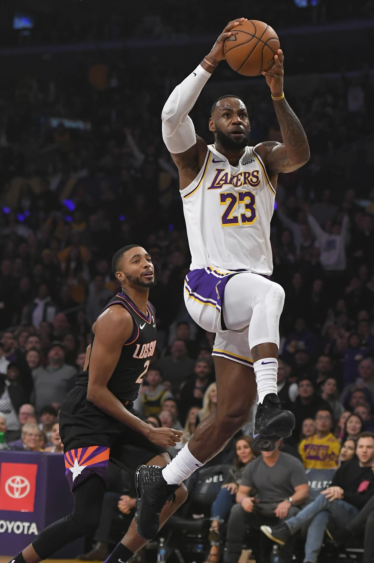 LeBron James (z piłką) LeBron James (z piłką)