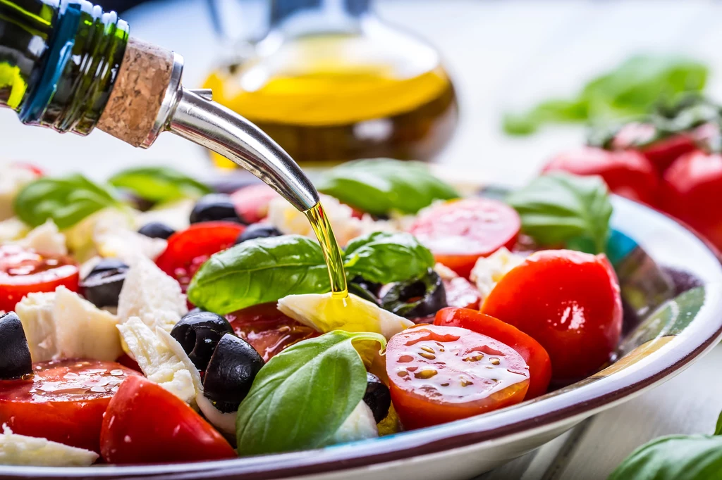 Co najmniej dwa razy w tygodniu jedz tłuste ryby morskie. Polecane są zwłaszcza: śledzie, makrela, czy łosoś (są bogate w kwasy tłuszczowe omega-3 ). Dobrym wyborem będzie także dorsz, flądra, sola, morszczuk czy halibut. Każdego dnia jedz produkty mleczne o obniżonej zawartości tłuszczu, zwłaszcza jogurty i kefiry. Jedz orzechy i nasiona. Szczególnie migdały, orzechy włoskie, poza tym siemię lniane, pestki z dyni, sezam oraz ziarna słonecznika. Zamień tłuste sery żółte na te zawierające poniżej 30 proc. tłuszczu. Jedz dużo warzyw i owoców – warto dążyć do tego, by warzywa stanowiły połowę każdego posiłku, owoce niech będą przekąską w ciągu dnia. Jedz codziennie produkty zawierające błonnik pokarmowy, czyli pieczywo razowe, musli, kasze z grubego przemiału, płatki owsiane, otręby, ale także warzywa i owoce. Błonnik obniża stężenie cholesterolu, bo wiąże go w jelitach i powoduje, że jest wydalany z kałem. Jeśli jemy 15 g błonnika dziennie, to "zły" cholesterol LDL może obniżyć się o 7 proc. Zrezygnuj z pieczywa cukierniczego (np.: ciast i ciastek wytwarzanych przemysłowo) i batonów. Zawierają utwardzone tłuszcze roślinne i tłuszcze typu trans. Te ostatnie nasilają syntezę cholesterolu wątrobie. Trzeba także zrezygnować z koncentratów spożywczych np.: zup w proszku. Ogranicz sól. Chodzi nie tylko o to, by mniej solić potrawy, ale także unikać produktów, które mogą być silnie dosalane, czyli takie jak: wędliny, konserwy, chipsy ziemniaczane, frytki, niektóre gatunki pieczywa. Ogranicz spożycie jaj. Najlepiej nie jeść więcej niż dwa całe jaja tygodniowo. Ogranicz spożycie alkoholu. Już jednorazowe spożycie, zwłaszcza u pacjentów z podwyższonym stężeniem trójglicerydów (TG powyżej 500 mg/dl), może być przyczyną ostrego zapalenia trzustki. Mniej smaż, a więcej potraw przygotowuj przez duszenie i pieczenie. Źródło: Pap Zdrowie