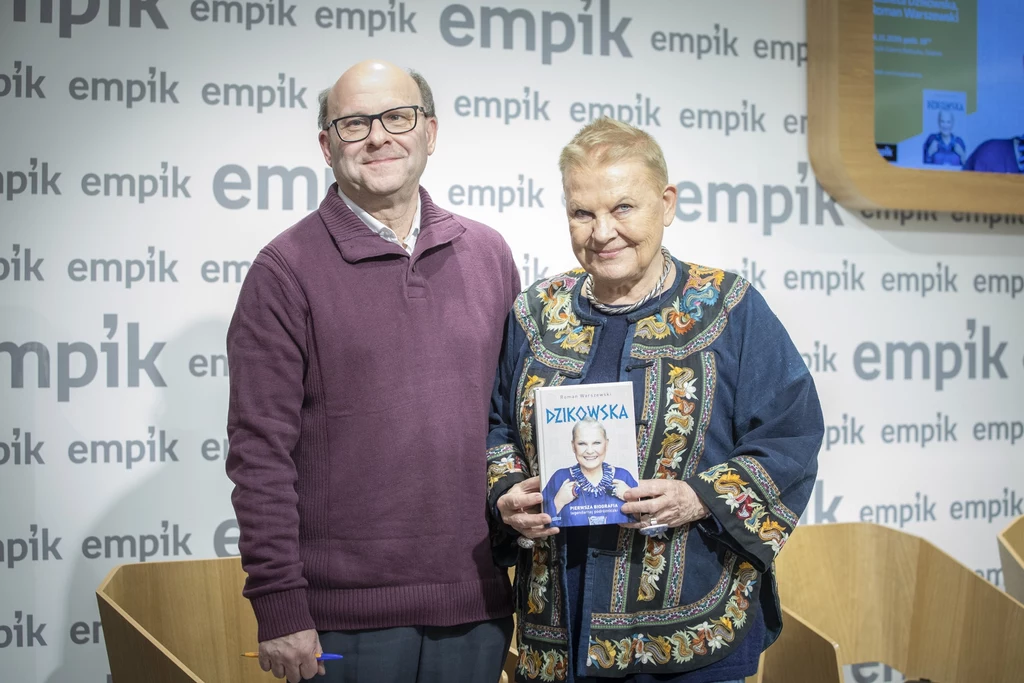 Roman Warszewski, autor książki "Dzikowska. Pierwsza biografia legendarnej podróżniczki" z jej bohaterką, fot. Krzysztof Mystkowski/KFP