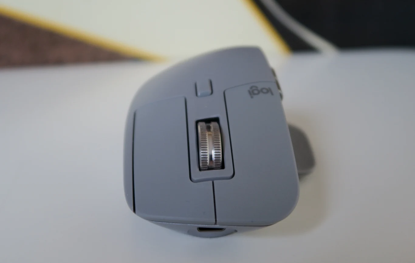 Elektromagnetyczne kółko przewijania to jeden z kluczowych elementów tej myszy Elektromagnetyczne kółko przewijania to jeden z kluczowych elementów tej myszy