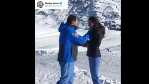 Matteo Salvini parodiuje incydent z udziałem papieża Franciszka