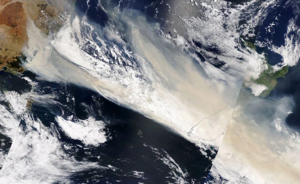 NASA pokazała zdjęcia ogromnej chmury dymu, która unosi się nad Australią. Dym ma już większą powierzchnię, niż wszystkie państwa Unii Europejskiej razem, ponad 5 mln kilometrów kwadratowych. NASA pokazała zdjęcia ogromnej chmury dymu, która unosi się nad Australią. Dym ma już większą powierzchnię, niż wszystkie państwa Unii Europejskiej razem, ponad 5 mln kilometrów kwadratowych.