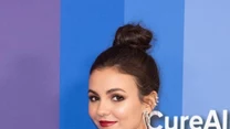 Victoria Justice

Gwiazda Disney'a przez pewien czas nie potrafiła zaakceptować tego, że przybywa jej kilogramów. 

Próbowała pozbyć się ich, stosując drastyczne diety. Wtedy zdiagnozowano u niej chorobę. 

Lek, który jej przepisano sprawił, że pojawił się u niej też trądzik. Victoria Justice nie czuła się z tym komfortowo. Jej nastrój nie był więc najlepszy. 

Jednak teraz jej stan zdrowia nieco się poprawił. Udało jej się też odzyskać perfekcyjną figurę, którą chętnie eksponuje. 

A.W