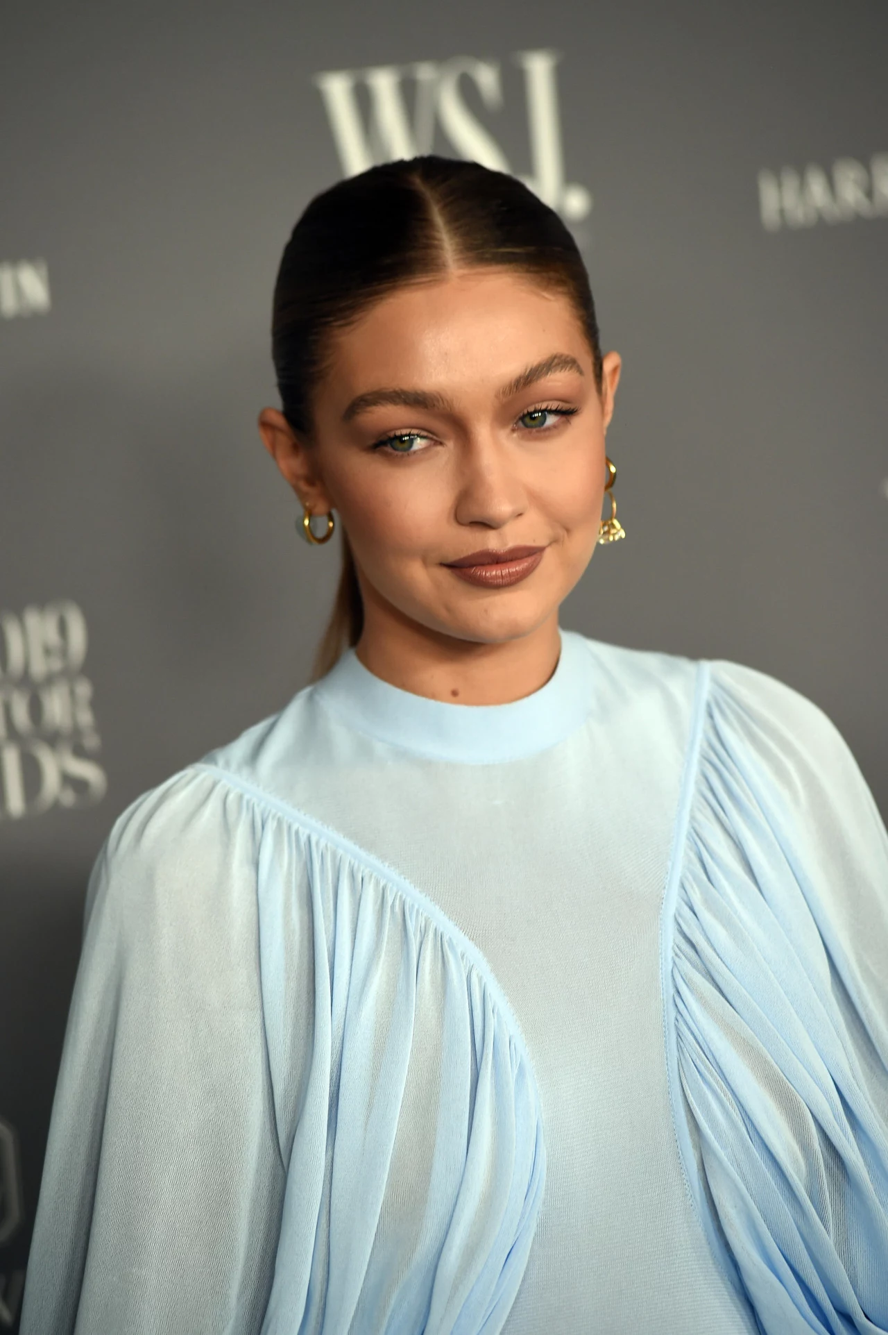 Gigi Hadid Nie tylko polskie celebrytki zmagają się z poważną chorobą. Gigi Hadid jest jedną z najbardziej rozchwytywanych modelek świata. Ona również cierpi na Hashimoto. Celebrytka nie raz wspominała o tym, że życie z diagnozą jest trudne. Zwłaszcza, kiedy pracuje się w branży modowej. Jej waga waha się, a odpowiedzialna jest za to choroba i stres związany z pracą. Modelka mówi otwarcie, że właśnie przez te czynniki nie zawsze ma wpływ na to, jak wygląda. Gigi Hadid Nie tylko polskie celebrytki zmagają się z poważną chorobą. Gigi Hadid jest jedną z najbardziej rozchwytywanych modelek świata. Ona również cierpi na Hashimoto. Celebrytka nie raz wspominała o tym, że życie z diagnozą jest trudne. Zwłaszcza, kiedy pracuje się w branży modowej. Jej waga waha się, a odpowiedzialna jest za to choroba i stres związany z pracą. Modelka mówi otwarcie, że właśnie przez te czynniki nie zawsze ma wpływ na to, jak wygląda.