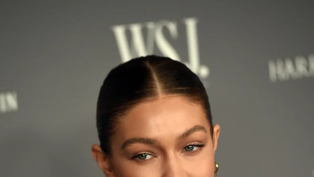 Gigi Hadid

Nie tylko polskie celebrytki zmagają się z poważną chorobą. 

Gigi Hadid jest jedną z najbardziej rozchwytywanych modelek świata. Ona również cierpi na Hashimoto. 

Celebrytka nie raz wspominała o tym, że życie z diagnozą jest trudne. Zwłaszcza, kiedy pracuje się w branży modowej. 

Jej waga waha się, a odpowiedzialna jest za to choroba i stres związany z pracą. Modelka mówi otwarcie, że właśnie przez te czynniki nie zawsze ma wpływ na to, jak wygląda. 