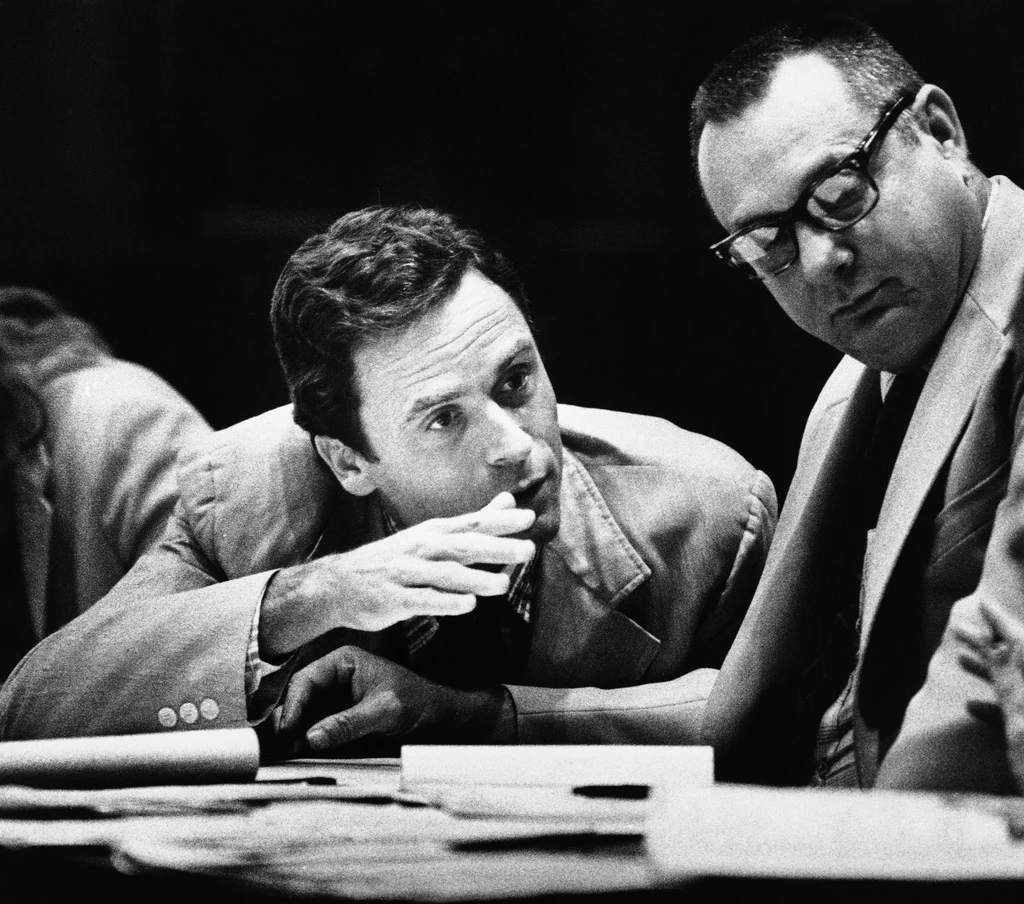 Ted Bundy podczas procesu w 1979 roku