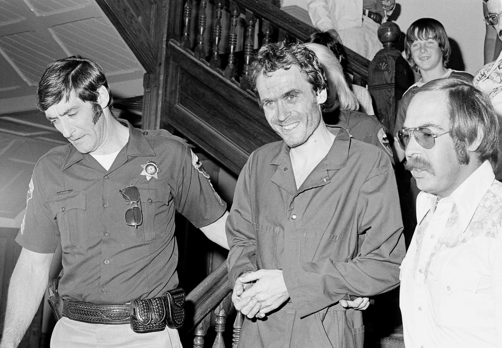 Uśmiechnięty Ted Bundy w 1977 roku. Został wówczas ponownie zatrzymany