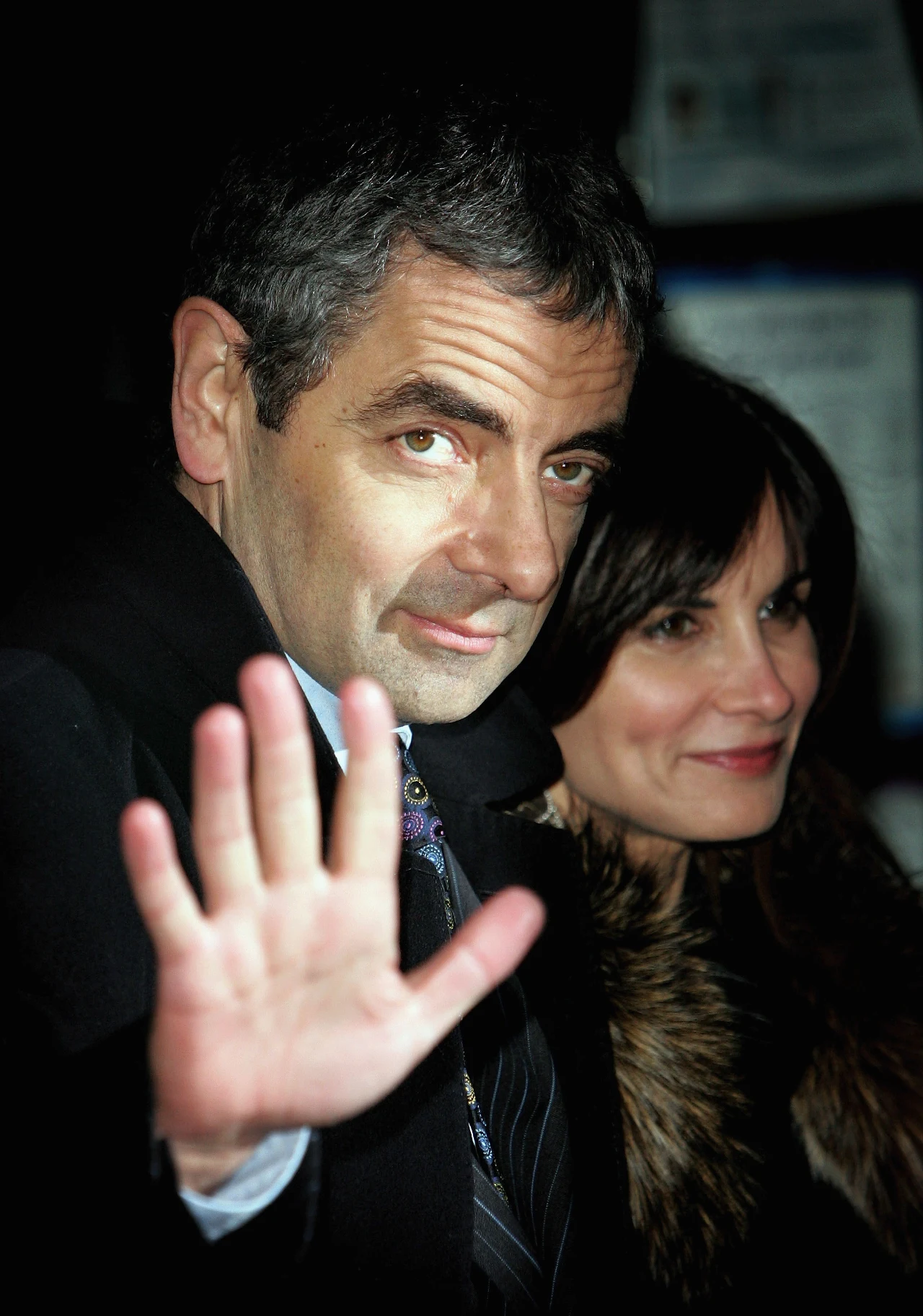 Nie wszyscy wiedzą, że Rowan Atkinson jest jednym z najzamożniejszych komików na świecie. Jego majątek szacuje się na około 60 milionów funtów. Atkinson wydaje pieniądze głównie na swoją wielką pasję, którą są samochody. W swojej posiadłości w hrabstwie Oxfordshire ma wielką kolekcję samochodów sportowych, w skład której wchodzą m.in. takie marki jak: Aston Martin, Bugatti, Lancia, McLaren czy MG.
A co z życiem osobistym komika? W kwietniu 2104 roku Rowan Atkinson rozwiódł się z żoną - makijażystką Sunetrą Sastry (na zdjęciu). Para była małżeństwem od 23 lat.
W czerwcu 2013 otrzymał Order Imperium Brytyjskiego klasy Komandor, przyznany w uznaniu zasług dla sztuki dramatycznej oraz działalności charytatywnej.