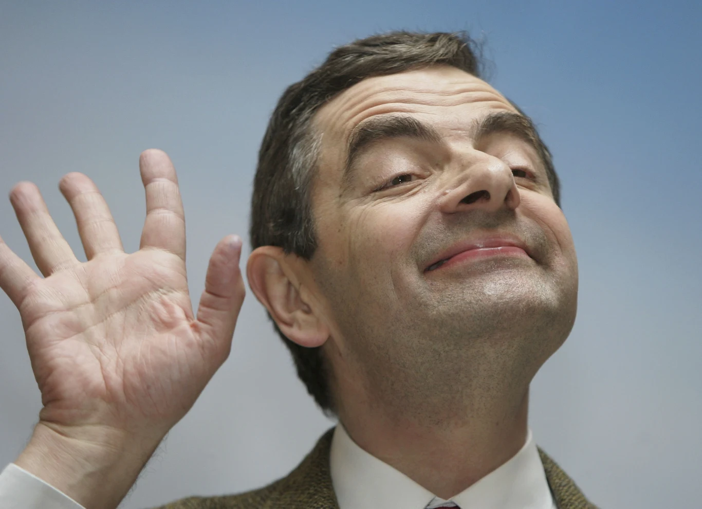 Rowan Atkinson urodził się 6 stycznia 1955 roku. Wbrew pozorom nie ma artystycznego wykształcenia, choć na studiach uczęszczał na zajęcia teatralne. Ukończył nauki ścisłe na Oxford University. Atkinson nie wyobrażał sobie siebie w roli naukowca, dlatego po zdobyciu dyplomu postanowił zostać zawodowym komikiem. Po ukończeniu studiów zaczął podróżować po świecie z programem zawierającym monologi, pantomimy oraz skecze.
