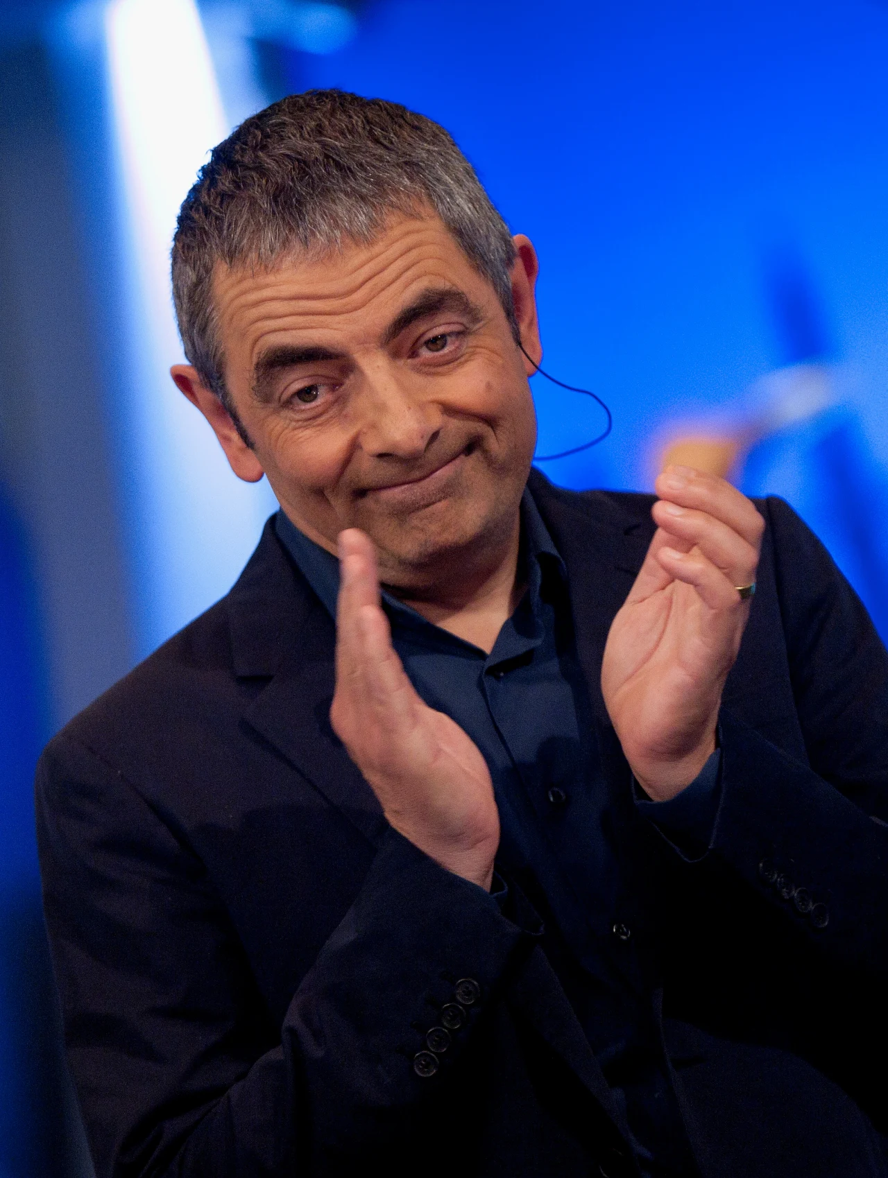Warto zaznaczyć, że Rowan Atkinson stworzył również kilka innych znakomitych kreacji. Zagrał m.in. główną rolę w serialu "Cienkiej niebieskiej linii", w którym wcielał się w postać pełnego kompleksów oficera policji, inspektora Fowlera.
Od 1995 roku Rowan Atkinson pojawia się przede wszystkim w filmach kinowych. Można było oglądać go m.in. w filmach "Cztery wesela i pogrzeb", "Wyścig szczurów", "To właśnie miłość" oraz w trzech filmach, których bohaterem był tytułowy Johnny English. Postać ta jest parodią Jamesa Bonda. Jak dotąd ostatnia część, "Johnny English: Nokaut", miała premierę w 2018 roku.
