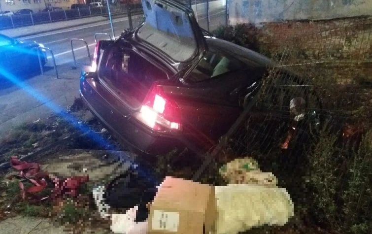 Ponieważ żaden z mężczyzn nie chciał przyznać się do tego, który prowadził samochód, obaj zostali zatrzymani do dalszych wyjaśnień. Być może po tym gdy wytrzeźwieją, pamięć o nocnych wydarzeniach im się poprawi. 