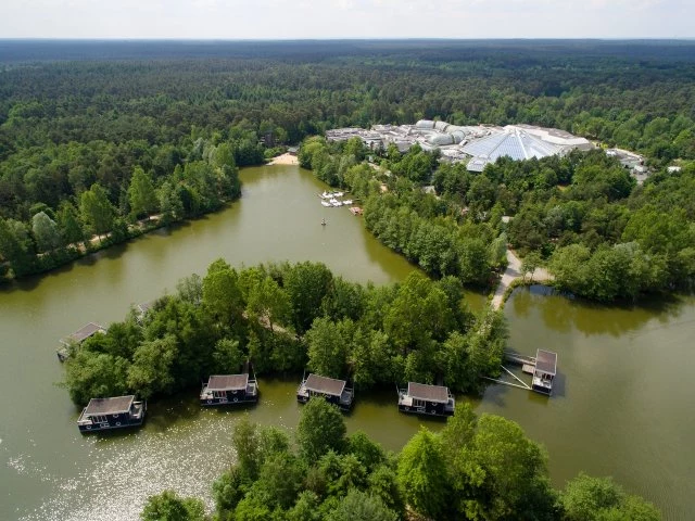 Park Bispinger Heide w miasteczku Bispingen - tu znajdziesz domki na wodzie oraz domki na drzewie