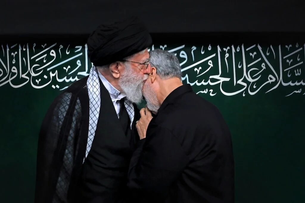 Na zdjęciu najwyższy przywódca Islamskiej Republiki Iranu Ali Chamenei i Kasem Sulejmani. "Sulejmani, w przeciwieństwie do bin Ladena czy Bagdadiego, miał za sobą siłę i środki całego państwa i otwarte poparcie na wysokich szczeblach rządu w kraju, w którym został zabity" - zauważa "The Atlantic". Szefowie Al-Kaidy i IS zginęli "ukrywając się i uciekając", a Sulejmani "otwarcie podróżował w regionie, gdzie działały jego siły". Na zdjęciu najwyższy przywódca Islamskiej Republiki Iranu Ali Chamenei i Kasem Sulejmani. "Sulejmani, w przeciwieństwie do bin Ladena czy Bagdadiego, miał za sobą siłę i środki całego państwa i otwarte poparcie na wysokich szczeblach rządu w kraju, w którym został zabity" - zauważa "The Atlantic". Szefowie Al-Kaidy i IS zginęli "ukrywając się i uciekając", a Sulejmani "otwarcie podróżował w regionie, gdzie działały jego siły".