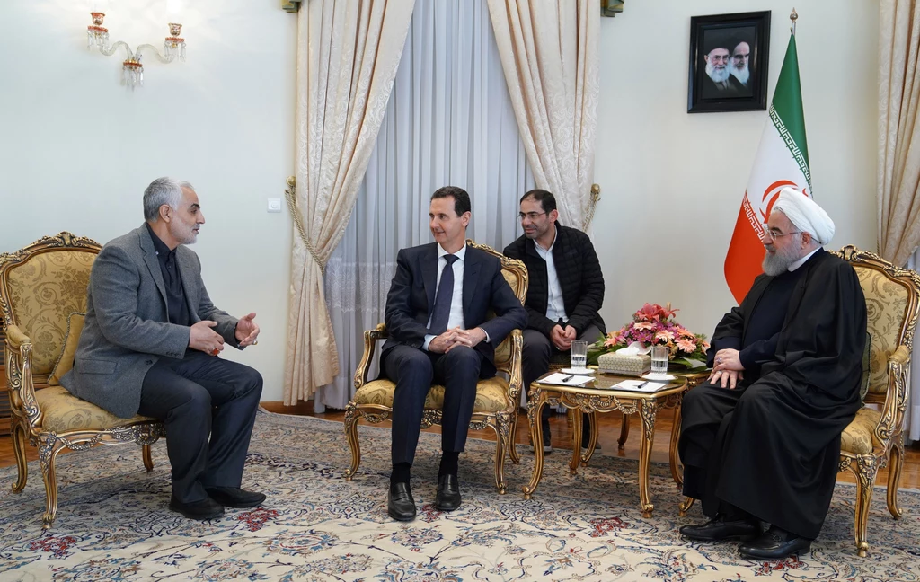 Kasem Sulejmani podczas spotkania z prezydentem Syrii Baszarem al-Assadem (w środku) i jego irańskim odpowiednikiem Hassanem Rouhani (po prawej) w Teheranie. Spotkanie odbyło się w 2019 roku. Przypomnijmy, że generał Sulejmani, dowódca elitarnej jednostki Al-Kuds, zginął wraz Abu Mahdim al-Muhandisem, założycielem i byłym przywódcą milicji Kataib Hezbollah, w ataku sił USA w czwartek wieczorem. Kasem Sulejmani podczas spotkania z prezydentem Syrii Baszarem al-Assadem (w środku) i jego irańskim odpowiednikiem Hassanem Rouhani (po prawej) w Teheranie. Spotkanie odbyło się w 2019 roku. Przypomnijmy, że generał Sulejmani, dowódca elitarnej jednostki Al-Kuds, zginął wraz Abu Mahdim al-Muhandisem, założycielem i byłym przywódcą milicji Kataib Hezbollah, w ataku sił USA w czwartek wieczorem.