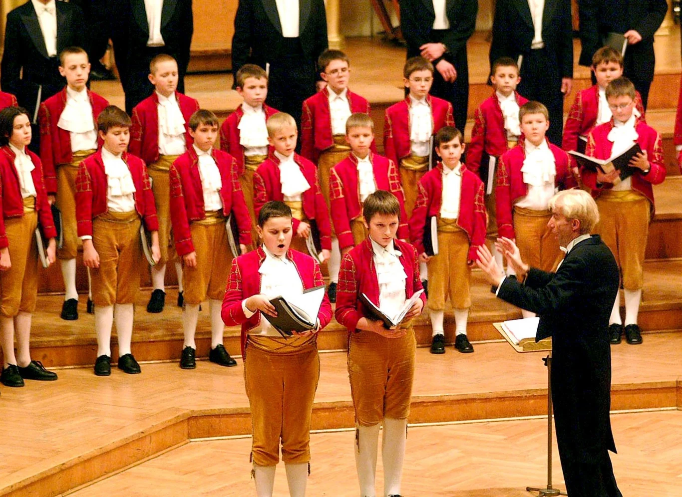 Dyrygent Wojciech Krolopp i chór Polskie Słowiki Dyrygent Wojciech Krolopp i chór Polskie Słowiki