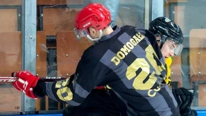 Hokeista GKS Katowice Mateusz Michalski (tył) i Adam Domogała (przód) z Comarch Cracovii