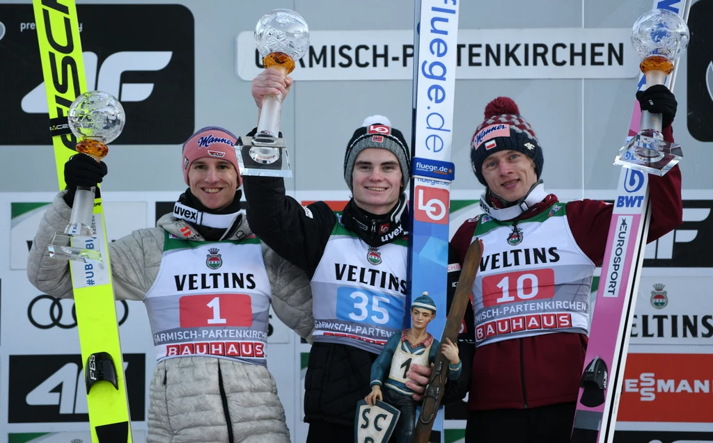 Od lewej: Karl Geiger, Marius Lindvik i Dawid Kubacki na podium w Garmisch-Partenkirchen Od lewej: Karl Geiger, Marius Lindvik i Dawid Kubacki na podium w Garmisch-Partenkirchen