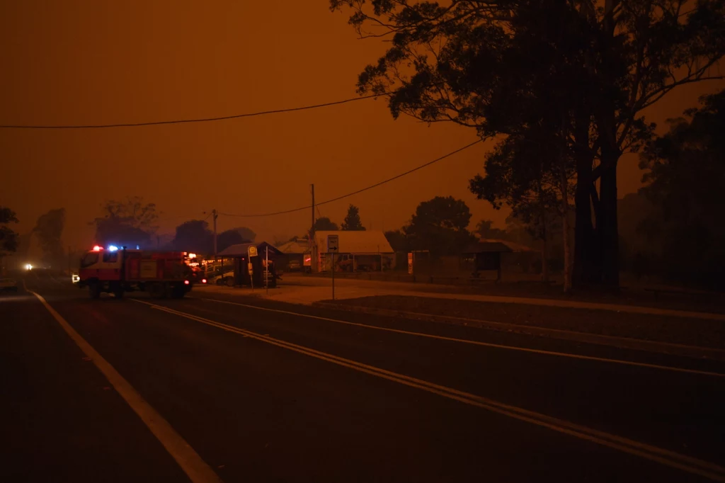 Szef straży pożarnej w Nowej Południowej Walii Shane Fizsimmons powiedział, że 130 pożarów strawiło już 264 000 hektarów na zachód od Sydney Szef straży pożarnej w Nowej Południowej Walii Shane Fizsimmons powiedział, że 130 pożarów strawiło już 264 000 hektarów na zachód od Sydney