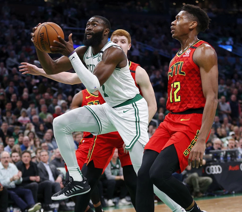 Obrońca Boston Celtics Jaylen Brown (L) ucieka Kevinowi Huerterowi De'Andre Hunterowi (z prawej) z Atlanta Hawks. Obrońca Boston Celtics Jaylen Brown (L) ucieka Kevinowi Huerterowi De'Andre Hunterowi (z prawej) z Atlanta Hawks.