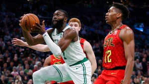  Obrońca Boston Celtics Jaylen Brown (L) ucieka Kevinowi Huerterowi De'Andre Hunterowi (z prawej) z Atlanta Hawks. 