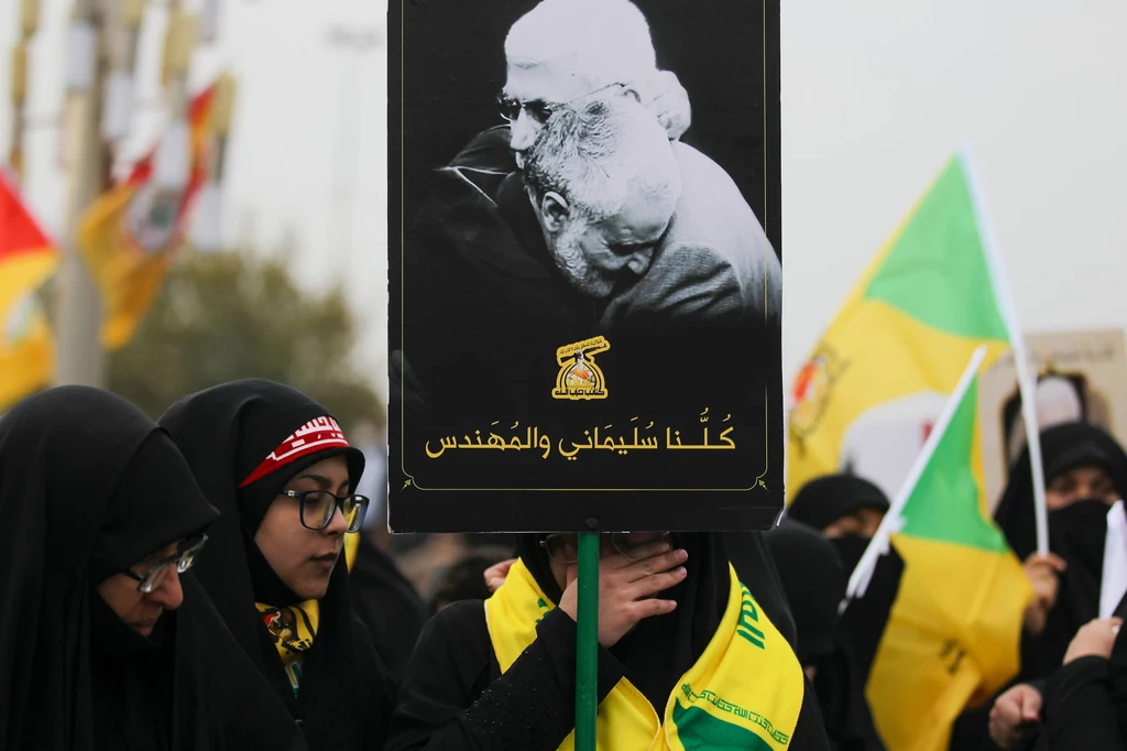 Miasto to jest świętym miejscem szyitów, ponieważ ich siódmy imam Musa al-Kazim został tu pochowany wraz ze swym wnukiem.