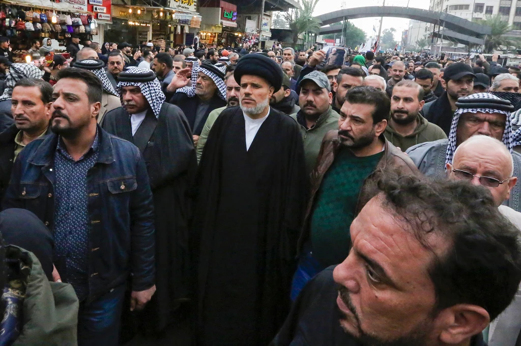 W orszaku, oprócz premiera al-Mahdiego, uczestniczą też m.in. lider szyickiego bloku parlamentarnego al-Fateh, Hadi al-Ameri, b. premier Nuri al-Maliki, a także od dawna związany z al-Fateh i Ludowymi Siłami Mobilizacyjnymi (PMF) b. doradca ds. bezpieczeństwa narodowego Falih aj-Fadżad.