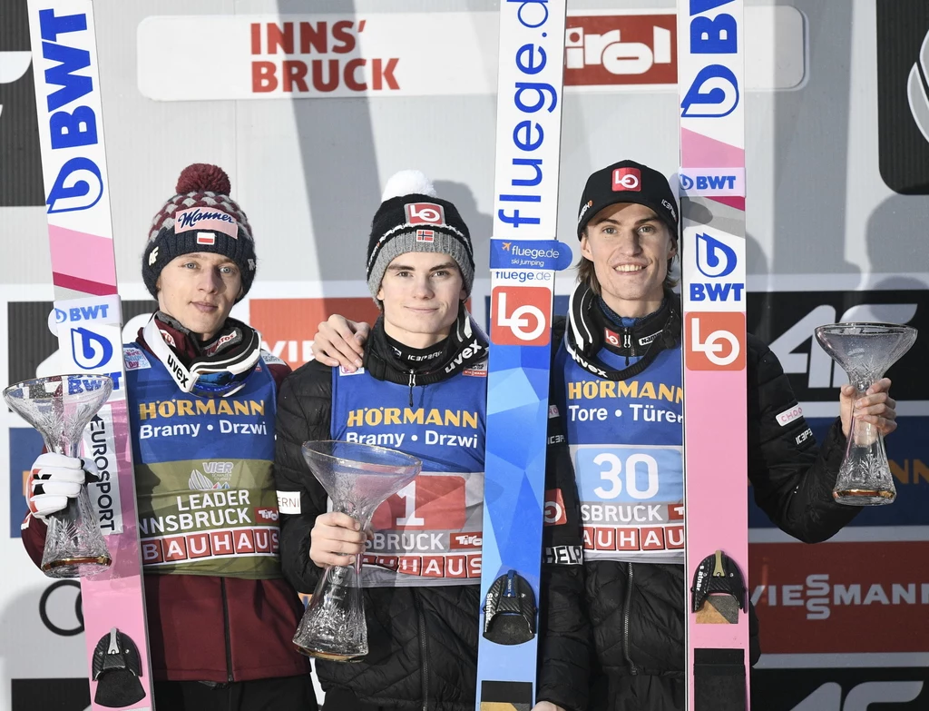 Dawid Kubacki (z Lewej), obok zwycięzca Marius Lindvik, a z prawej trzeci Daniel Andre Tande
