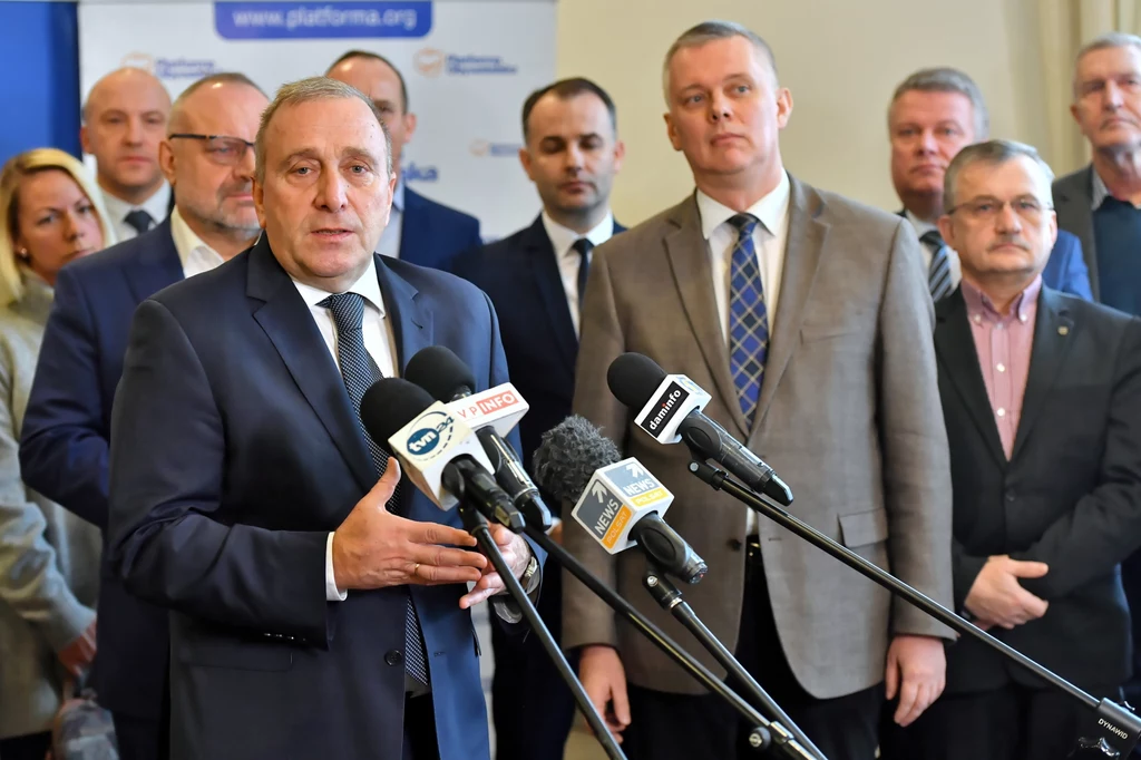 Przewodniczący Platformy Obywatelskiej Grzegorz Schetyna (L-z przodu) oraz wiceprzewodniczący PO Tomasz Siemoniak (4P) Przewodniczący Platformy Obywatelskiej Grzegorz Schetyna (L-z przodu) oraz wiceprzewodniczący PO Tomasz Siemoniak (4P)