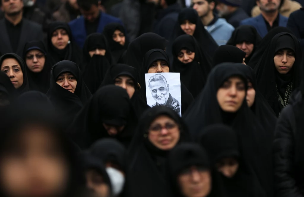 Iran: Tysiące ludzi żegnają Sulejmaniego Iran: Tysiące ludzi żegnają Sulejmaniego