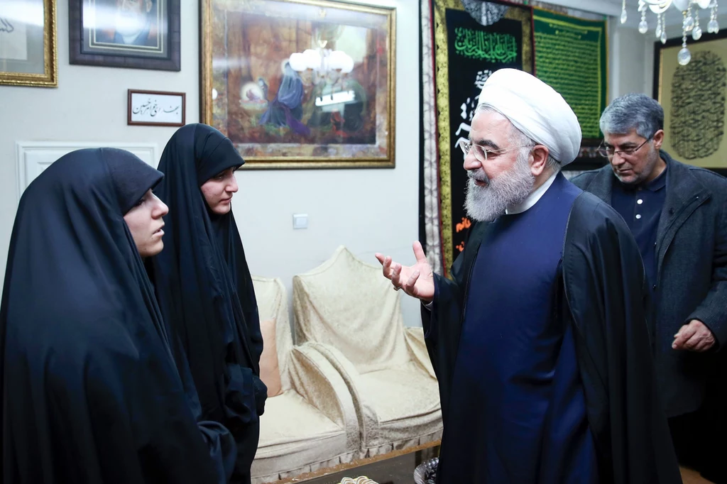 Prezydent Rouhani rozmawia z córką Kasema Sulejmaniego. Prezydent Rouhani rozmawia z córką Kasema Sulejmaniego.