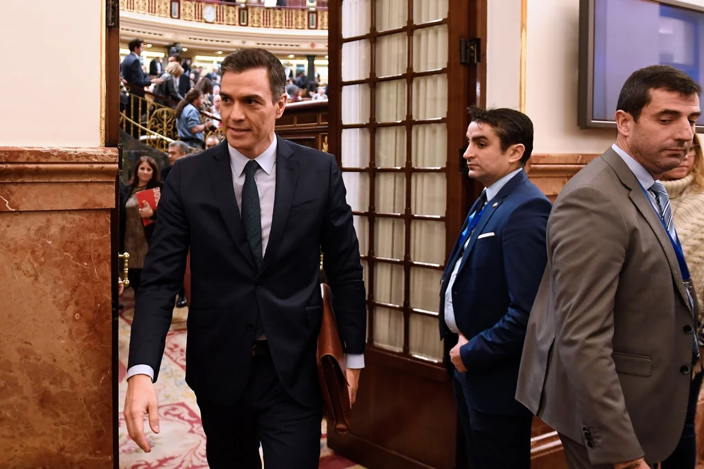 Pedro Sanchez opuszcza salę posiedzeń po przegranym głosowaniu Pedro Sanchez opuszcza salę posiedzeń po przegranym głosowaniu