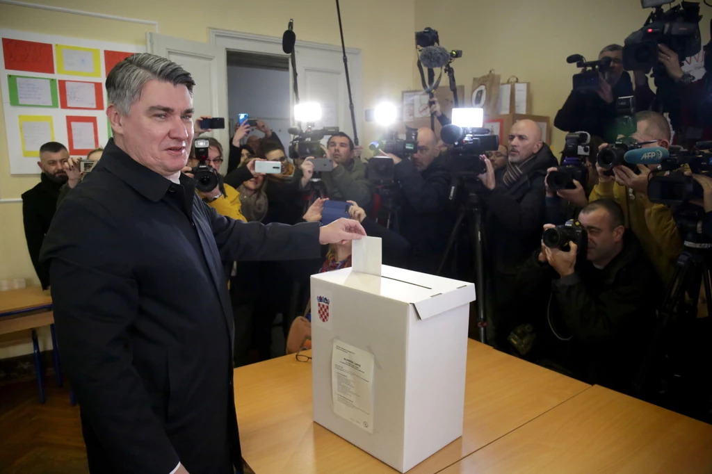 Zoran Milanović w lokalu wyborczym