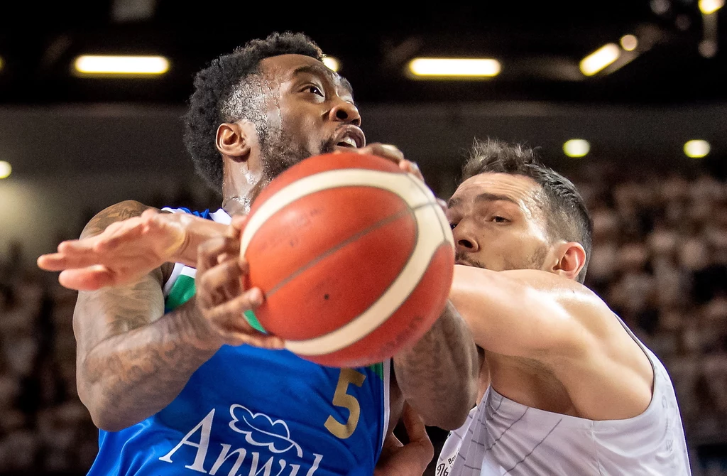 Tony Wroten Z Anwilu w pojedynku z Aaronem Celem Tony Wroten Z Anwilu w pojedynku z Aaronem Celem