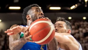 Tony Wroten Z Anwilu w pojedynku z Aaronem Celem